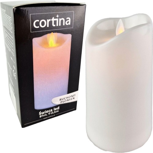 Biała świeca LED marki Cortina z realistycznym, ruchomym płomieniem. Ma cylindryczny kształt, średnicę 7 cm i wysokość 12,5 cm. Obok stoi czarne opakowanie produktu z nazwą marki i zdjęciem świecy z efektem gradientu.