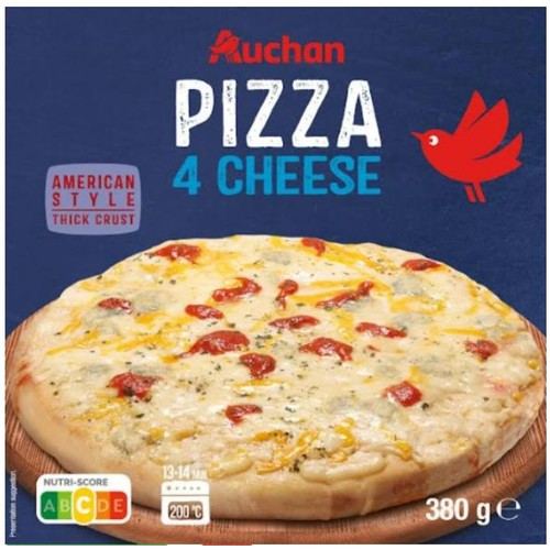 Pizza Auchan 4 Sery z grubym ciastem w amerykańskim stylu, 380g. Na opakowaniu widoczna jest okrągła pizza z serem i czerwonymi dodatkami.