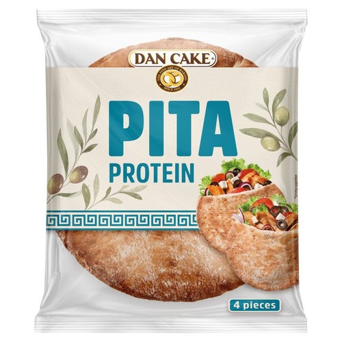 Chleb pita proteinowy Dan Cake w przezroczystym opakowaniu, 4 sztuki. Etykieta zawiera logo marki, napis "PITA PROTEIN", motywy oliwne i greckie, a także zdjęcia pit z nadzieniem.