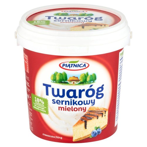Kubełek Twarogu sernikowego mielonego Piątnica, 18% tłuszczu. Na etykiecie grafika kawałka sernika.