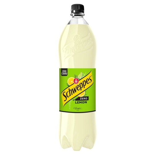 Napój Schweppes Zero Lemon w plastikowej butelce 1,5 litra. Na zielonej etykiecie widnieje nazwa produktu i owoce cytrusowe.
