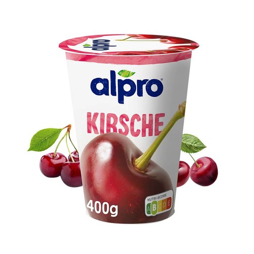 Biały kubek produktu Alpro Wiśnia o pojemności 400g. Na etykiecie widnieje niebieskie logo Alpro, różowy napis "KIRSCHE" oraz duża, czerwona wiśnia z zieloną szypułką. W tle mniejsze wiśnie.