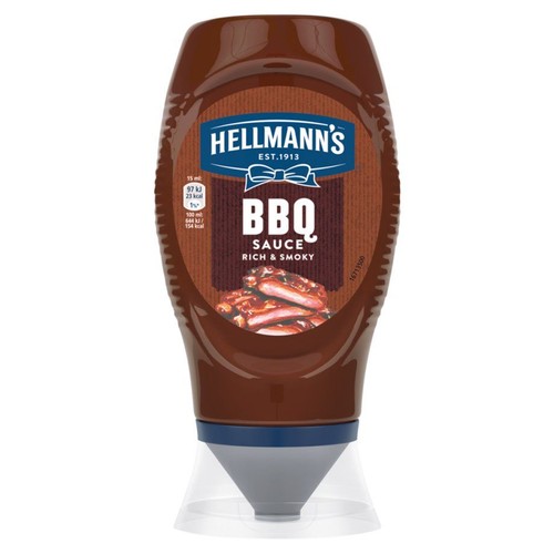Brązowa, plastikowa butelka sosu BBQ Hellmann's z dozownikiem. Na etykiecie widnieje logo Hellmann's, napis "BBQ Sauce Rich & Smoky" (Sos BBQ Bogaty i Wędzony) oraz apetyczna grafika grillowanych żeberek.