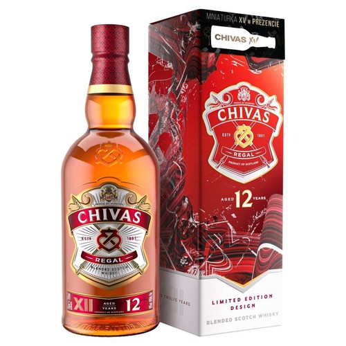 Produkt Chivas Regal: butelka 12-letniej whisky szkockiej z czerwoną zakrętką i etykietą 'Aged 12 Years'. Obok czerwone, ozdobne pudełko prezentowe z logo Chivas Regal i informacją o limitowanej edycji. Na pudełku widoczna naklejka promocyjna.