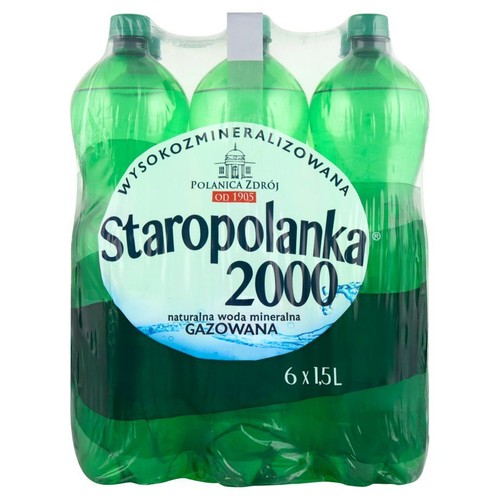 Zgrzewka sześciu zielonych, plastikowych butelek naturalnej wody mineralnej gazowanej Staropolanka 2000. Każda butelka ma pojemność 1.5 litra. Na etykiecie widnieje napis "Wysokozmineralizowana" oraz "Polanica Zdrój od 1905".