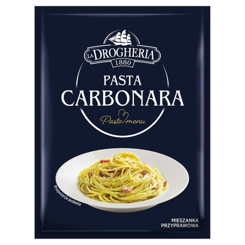 Saszetka La Drogheria 1880 z mieszanką przyprawową do przygotowania Pasta Carbonara. Opakowanie jest ciemnoniebieskie z białym napisem "PASTA CARBONARA" i logo. Na dole widoczna jest grafika przedstawiająca gotowe danie.