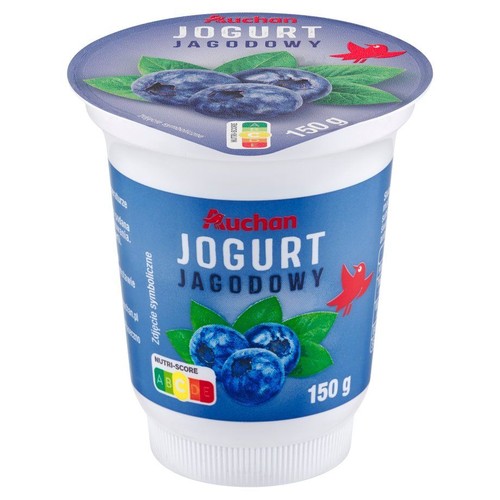 Biały kubek jogurtu Auchan o smaku jagodowym, 150 gramów. Na etykiecie widoczne jagody.
