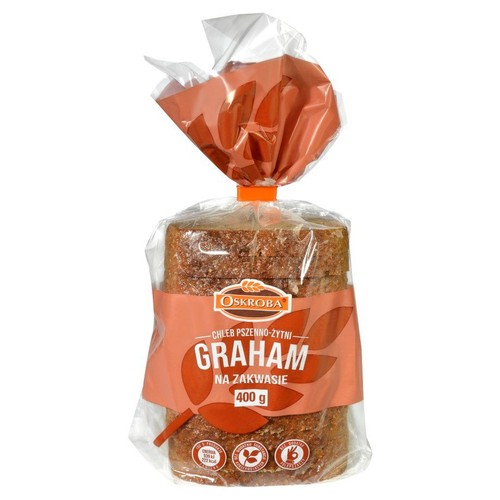 Krojony chleb pszenno-żytni Graham Oskroba na zakwasie, 400 g. Zapakowany w przezroczystą folię z pomarańczową etykietą z motywem liści. Produkt bez konserwantów i barwników, wypiekany tradycyjnie.