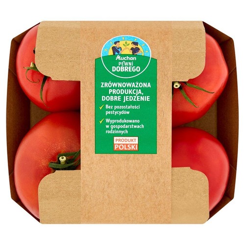 Opakowanie z czterema świeżymi, czerwonymi pomidorami. Etykieta "Auchan Pewni Dobrego" podkreśla zrównoważoną produkcję, brak pestycydów i pochodzenie z rodzinnych gospodarstw. To polski produkt.