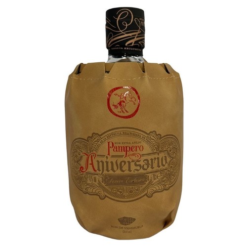 Butelka rumu Pampero Aniversario Extra Añejo w brązowym, materiałowym opakowaniu. Na nim czerwone logo przedstawiające jeźdźca na koniu. Widnieje nazwa "Pampero Aniversario" oraz "Ron de Venezuela D.O.C.". Czarna zakrętka.
