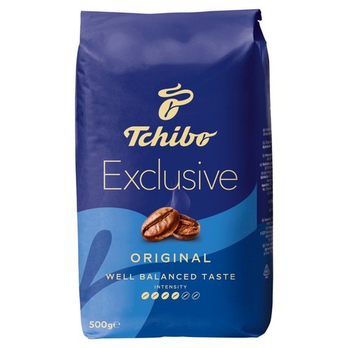 Kawa Tchibo Exclusive Original w granatowej torebce, 500 gramów. Na opakowaniu grafika ziaren kawy i wskaźnik intensywności 3/6.