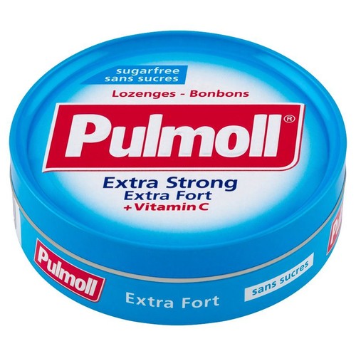 Niebieskie, okrągłe opakowanie cukierków Pulmoll Extra Fort. Na wieczku znajduje się biały prostokąt z logo Pulmoll, opisem "Extra Fort" i "+ Vitamin C". Produkt jest bez cukru.
