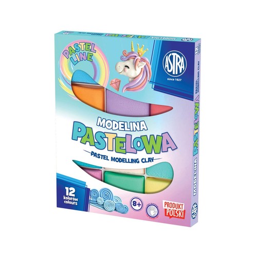 Opakowanie modeliny pastelowej Astra "Pastel Line" zawierające 12 kolorów. Na pudełku widnieje grafika jednorożca z koroną oraz tęczy. Produkt przeznaczony dla dzieci od 8 lat, oznaczony jako "Produkt Polski".