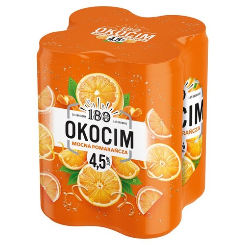Zgrzewka czterech puszek napoju Okocim Mocna Pomarańcza o zawartości alkoholu 4,5%. Opakowanie jest pomarańczowe, ozdobione grafiką świeżych plastrów pomarańczy i kropel wody. Widoczny napis "180 lat browaru".