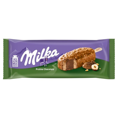 Fioletowo-zielone opakowanie loda Milka Czekolada Pralinowa. Widoczny lód na patyku, oblany czekoladą z orzechami.