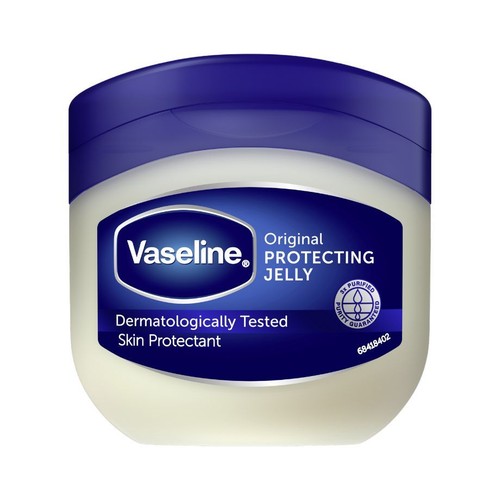 Biały słoik Vaseline Original Protecting Jelly z niebieską nakrętką. Na niebieskiej etykiecie widnieje napis "Dermatologically Tested Skin Protectant" oraz "3x Purified Purity Guaranteed". Produkt do ochrony skóry.