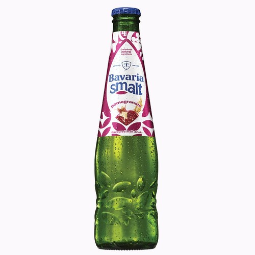 Produkt Bavaria Smalt Pomegranate, słodowy napój smakowy w zielonej butelce z niebieską zakrętką. Etykieta w odcieniach różu i bieli przedstawia granat, zboże oraz informację "Wykonany z naturalnych składników" i "Importowany z Holandii".