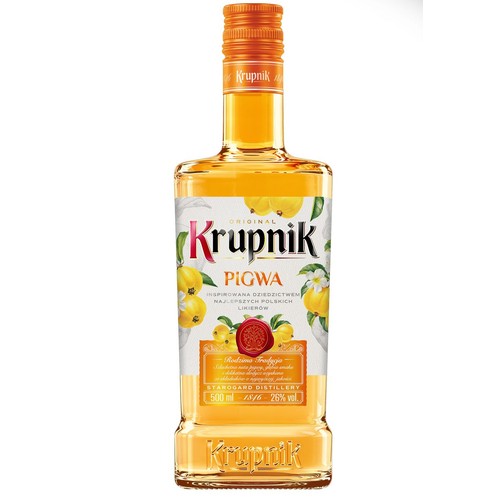 Likier Krupnik Pigwa w przezroczystej butelce z pomarańczową zakrętką. Etykieta z napisem "Krupnik Pigwa" i grafiką owoców pigwy. Produkt o pojemności 500 ml, 26% vol. Inspirowany polskimi likierami.
