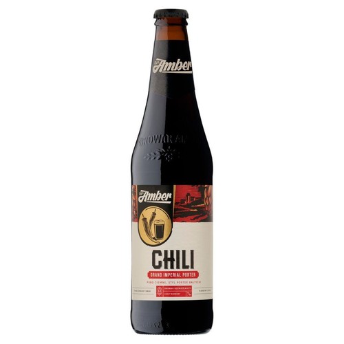 Ciemna szklana butelka piwa Browar Amber Chili Grand Imperial Porter, 500 ml. Na beżowej etykiecie widnieje nazwa "Chili" oraz grafika dwóch papryczek chili i szklanki piwa. Opis "Piwo ciemne, styl Porter Bałtycki".