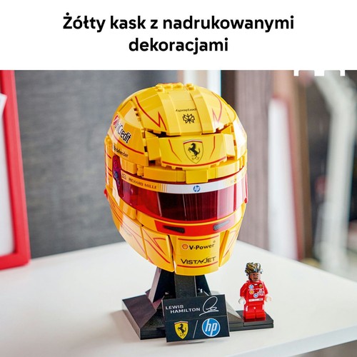 Żółty kask rajdowy zbudowany z klocków LEGO, z widocznymi logotypami Ferrari i HP. Posiada przezroczysty, czerwony wizjer. Kask jest umieszczony na czarnej podstawce, obok której stoi mała figurka LEGO kierowcy wyścigowego.