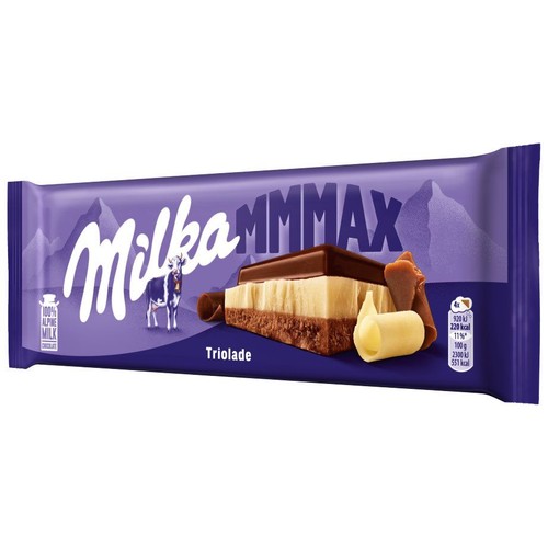 Czekolada Milka MMMAX Triolade w fioletowym opakowaniu. Na grafice widoczna jest krowa, alpejskie szczyty oraz apetyczny przekrój czekolady z trzema warstwami: ciemną, kremową i brązową. Obok leżą dekoracyjne wiórki czekoladowe.