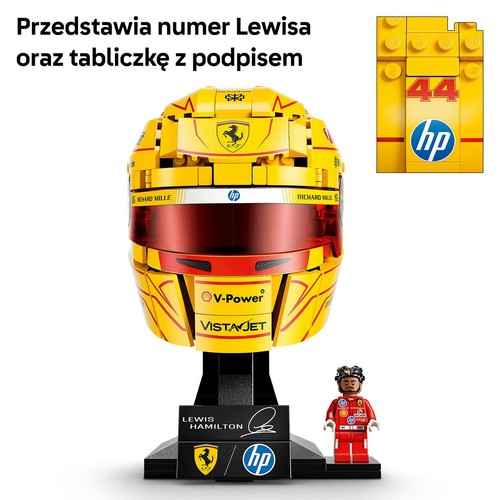 Model LEGO żółtego kasku wyścigowego z logo Ferrari i HP, z minifigurką Lewisa Hamiltona i tabliczką z podpisem. Widoczny też klocek z numerem 44.