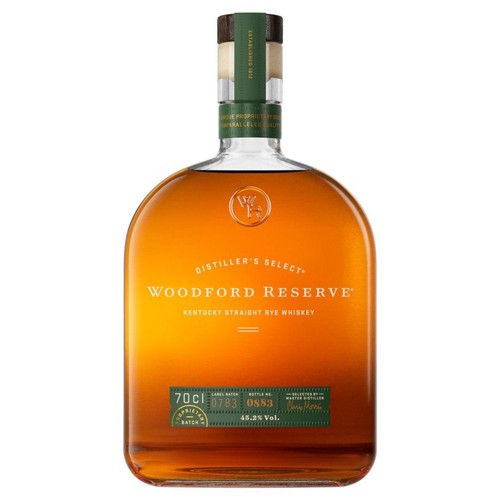 Produkt Woodford Reserve, żytnia whiskey prosta z Kentucky, w charakterystycznej szklanej butelce. Etykieta zawiera informacje: Wybór Destylatora, 700ml, 45.2% obj. Widoczny numer butelki i partii.