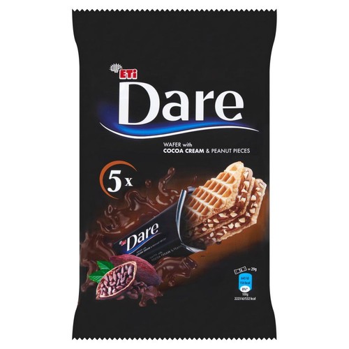 Opakowanie wafli ETI Dare z kremem kakaowym i kawałkami orzeszków ziemnych. Czarna paczka z logo ETI i nazwą Dare. Grafika przedstawia otwarty wafel z nadzieniem oraz ziarna kakaowca. Produkt zawiera 5 pojedynczych wafli.
