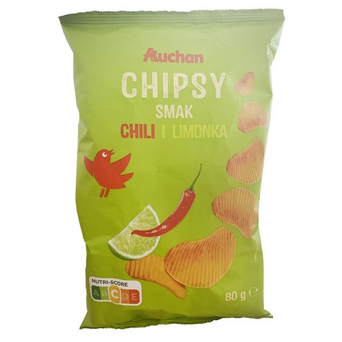 Opakowanie chipsów Auchan 80g. Smak chili i limonka. Na zielonym tle papryczka, limonka i chipsy.