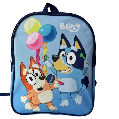 Jasnoniebieski plecak z grafiką Bluey i Bingo. Bluey trzyma grzechotki, a Bingo mikrofon. W tle balony.