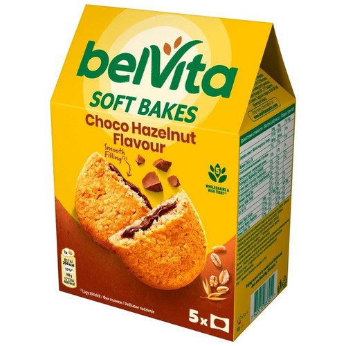 Żółte pudełko BelVita Soft Bakes o smaku czekoladowo-orzechowym. Na opakowaniu grafika dwóch ciastek z gładkim nadzieniem. 5 sztuk.
