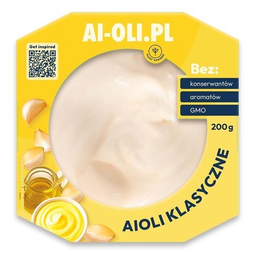 Opakowanie AI-OLI.PL Aioli Klasyczne, 200 g. Żółte, sześciokątne opakowanie z kremowym sosem w centrum. Produkt roślinny, bez konserwantów, aromatów i GMO. Obok grafiki czosnku i oliwy.
