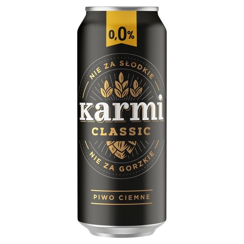 Czarna puszka napoju Karmi Classic 0,0% Piwo Ciemne. Na etykiecie złote napisy "Nie za słodkie" i "Nie za gorzkie" otaczające logo. Widoczne grafiki kłosów zboża i szyszki chmielu.