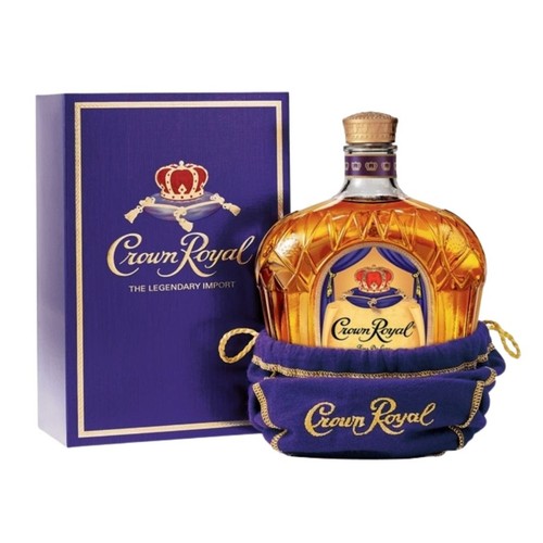 Produkt Crown Royal: butelka whisky w kształcie korony, z etykietą z koroną, umieszczona w fioletowym, aksamitnym woreczku ze złotym napisem "Crown Royal". Obok widoczne jest fioletowe pudełko z logo i hasłem "Legendarny import".