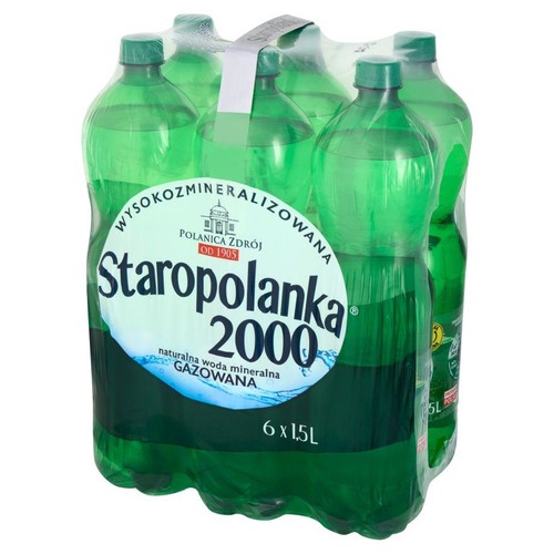 Zgrzewka sześciu zielonych butelek Staropolanka 2000, naturalnej wody mineralnej gazowanej, wysokozmineralizowanej. Każda butelka ma pojemność 1.5 litra. Na etykiecie widnieje nazwa produktu i informacja "Polanica Zdrój od 1905".
