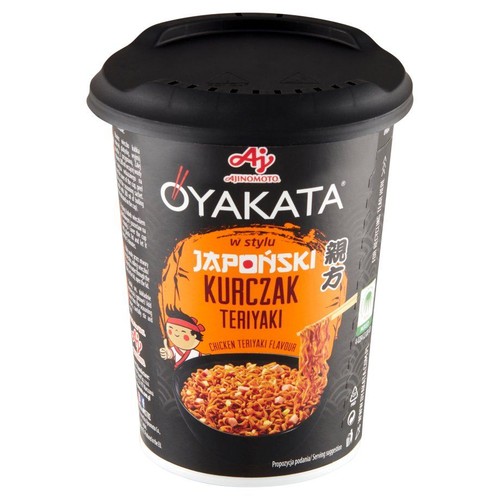 Opakowanie kubka Oyakata Kurczak Teriyaki 96g. Czarny kubek z grafiką makaronu i postacią.
