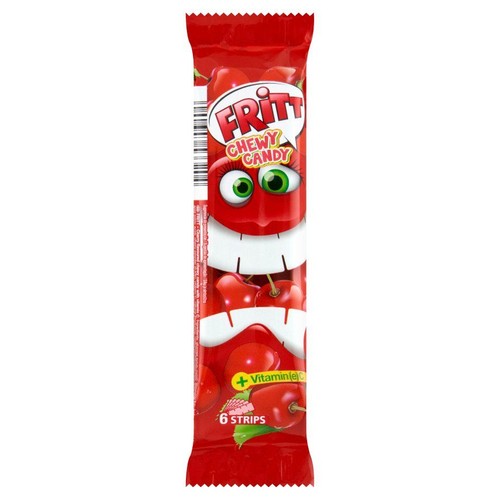 Produkt Fritt Chewy Candy w podłużnym, czerwonym opakowaniu. Na froncie widnieje logo Fritt, grafika uśmiechniętej, czerwonej postaci z zielonymi oczami oraz rysunki wiśni. Etykieta informuje o 6 paskach gum rozpuszczalnych i dodatku witaminy C.