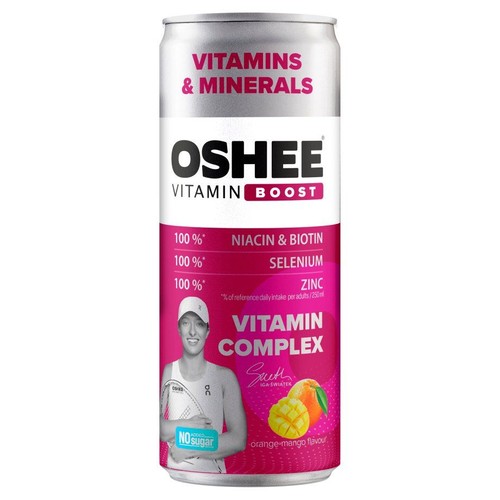 Srebrna puszka napoju OSHEE Vitamin Boost o pojemności 250 ml. Etykieta biało-różowa, informuje o zawartości witamin i minerałów, w tym niacyny, biotyny, selenu i cynku. Napój bez cukru, o smaku pomarańczowo-mango. Na etykiecie wizerunek Igi Świątek.