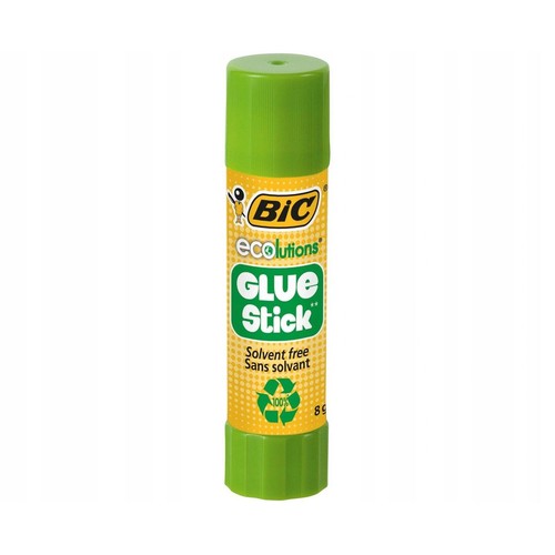 Zielony klej w sztyfcie BIC Ecolutions Glue Stick o wadze 8g. Posiada żółtą etykietę z logo BIC i napisem "Solvent free" (bez rozpuszczalników). Na etykiecie widoczny jest również symbol recyklingu z informacją "100%".