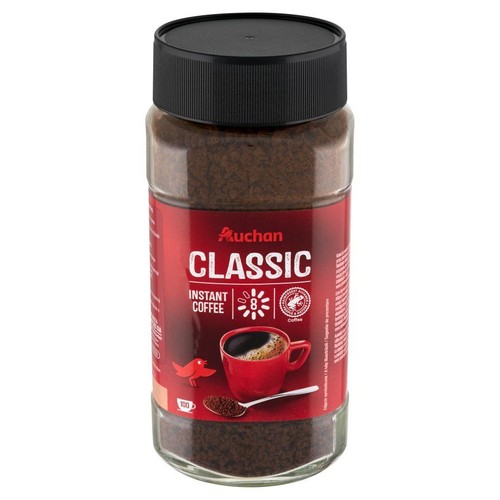 Kawa rozpuszczalna Auchan Classic w szklanym słoiku, 100g. Na czerwonej etykiecie filiżanka kawy i łyżeczka z granulkami.
