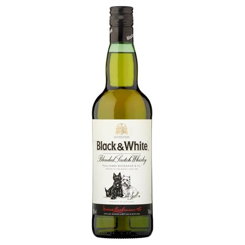 Butelka szkockiej whisky Black & White Blended Scotch Whisky. Biała etykieta zawiera złote godło, nazwę produktu i rysunek czarnego oraz białego teriera siedzących obok siebie. Podana pojemność to 700 ml.
