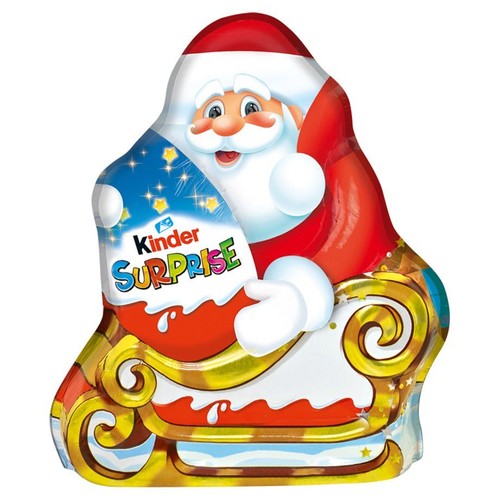 Świąteczne opakowanie Kinder Surprise przedstawiające uśmiechniętego Świętego Mikołaja w czerwonym stroju, siedzącego w ozdobnych, złotych saniach. Mikołaj trzyma w dłoniach charakterystyczne jajko Kinder Surprise z logo. Całość ma świąteczny charakter.