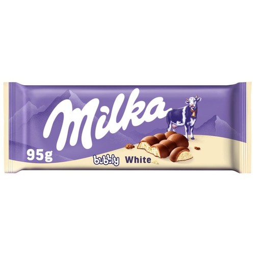 Produkt: czekolada Milka Bubbly White 95g. Fioletowe opakowanie z białym napisem Milka. Na etykiecie grafika krowy Milka i góry. Obok leżą kawałki czekolady z widocznym napowietrzonym, białym wnętrzem i mleczną otoczką.