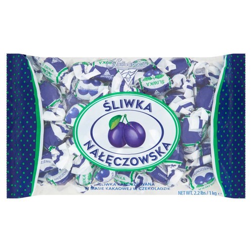 Przezroczysta torebka cukierków Śliwka Nałęczowska, 1 kg. Cukierki w niebiesko-białych papierkach. Na etykiecie dwie fioletowe śliwki.