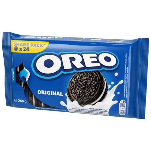 Opakowanie rodzinne ciastek Oreo Original, 24 sztuki. Niebieska paczka z grafiką ciastka zanurzonego w mleku.