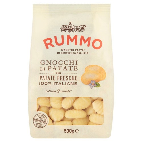 Białe opakowanie gnocchi ziemniaczanych Rummo, 500g. Na etykiecie widnieje napis "Gnocchi di Patate z Patate Fresche 100% Italiane". Przez przezroczyste okienko widać kluski. Firma Rummo to mistrzowie makaronu z Benevento od 1846 roku.