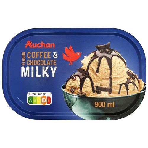 Niebieskie opakowanie lodów Auchan Milky o smaku kawy i czekolady, 900 ml. Na etykiecie widnieje grafika przedstawiająca trzy gałki lodów w misce, polane sosem czekoladowym, z posypką i ziarnami kawy.