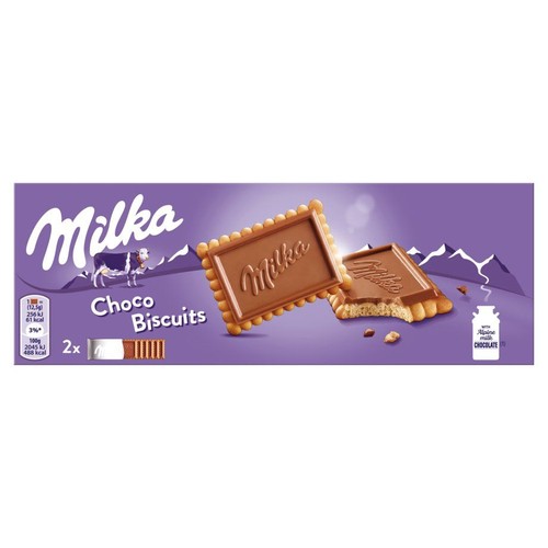 Fioletowe opakowanie Milka Choco Biscuits z grafiką krowy i gór. Przedstawia dwa herbatniki, jeden cały, drugi nadgryziony.