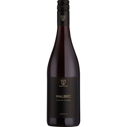 Butelka wina Stone's Throw Malbec z Australii, region Stan Wiktoria. Ma ciemne szkło i czarną etykietę z eleganckimi, złotymi napisami. Na etykiecie widnieje nazwa wina "Malbec" oraz logo marki Stone's Throw. Butelka jest zamknięta czarną zakrętką.