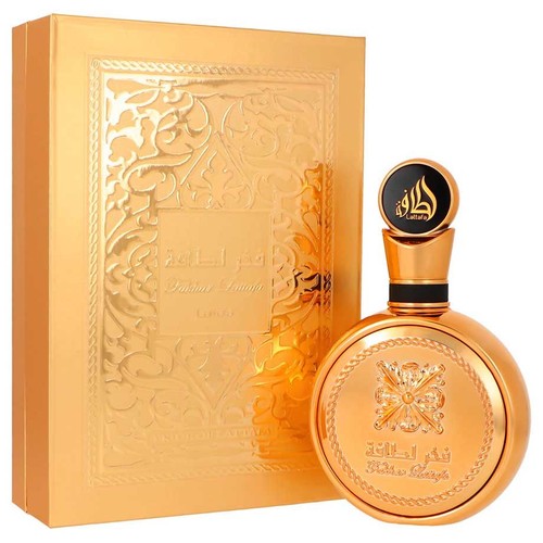 Perfumy Lattafa Badee Al Oud w złotym, okrągłym flakonie z ozdobną nakrętką. W tle złote pudełko z arabskimi napisami.